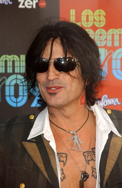 Tommy Lee abdicates his drum throne during first Mötley Crüe stadium tour show due to broken ribs