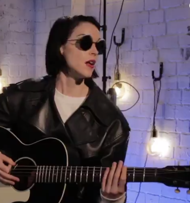 St. Vincent shreds Pantera, Tool acoustically