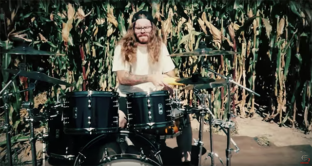 Watch man use corn to perform KoRn’s “Freak on a Leash” in a cornfield